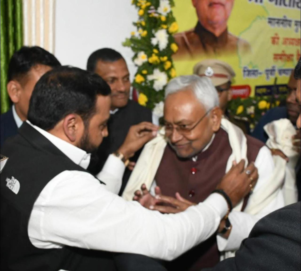 प्रगति यात्रा पर मोतिहरी पहुँचे मा० मुख्यमंत्री नीतिश कुमार जी का ढाका विधानसभा पर विशेष ध्यान देकर चा बड़ी योजना देने के लिए सम्मान करते हुए।
